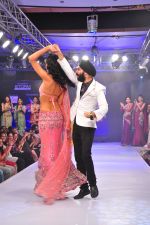 A D Singh with Nathalia Kaur at Kingfishers coimbaitore fashion week on 6th Nov 2012 (8).JPG
